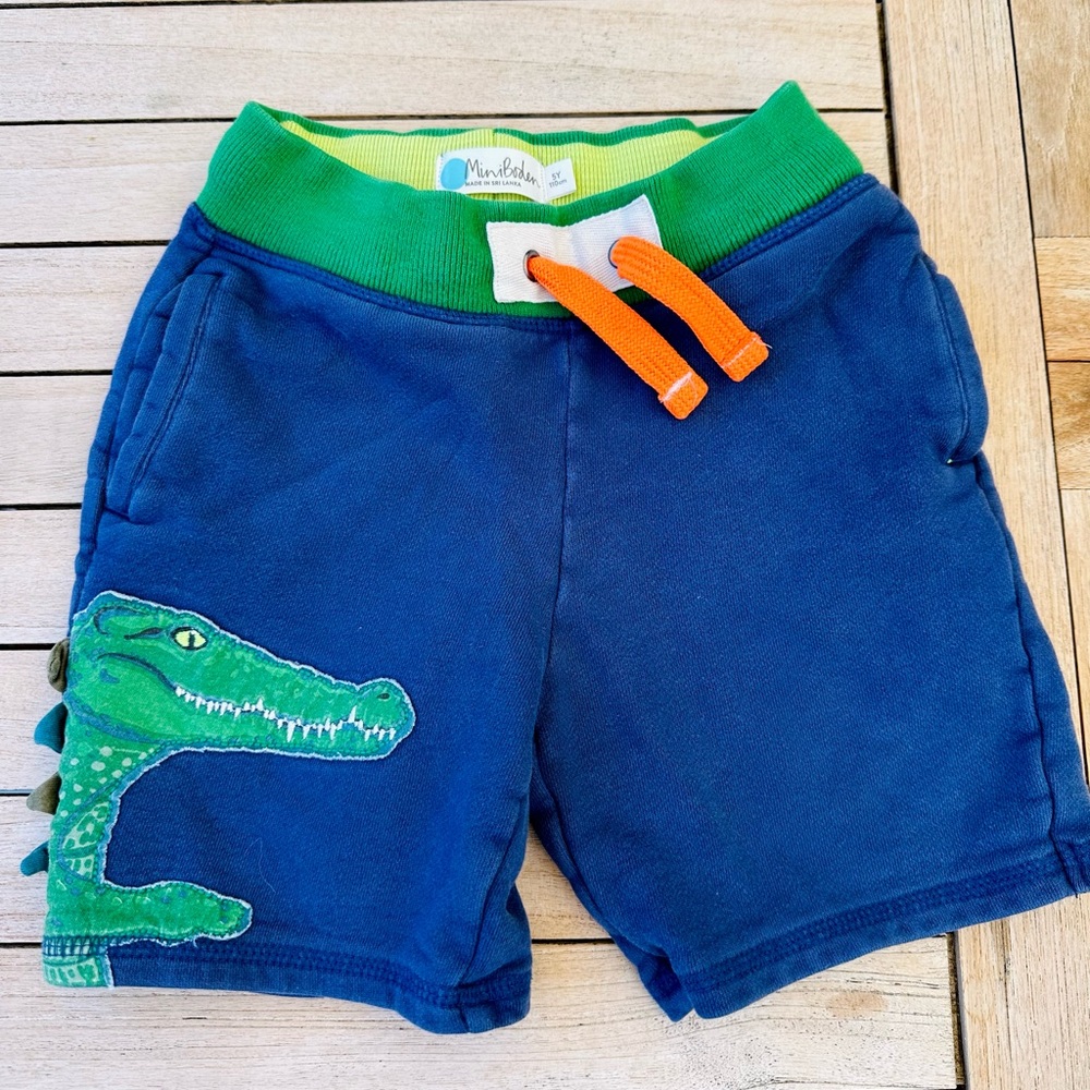Mini Boden Appliqué Shorts 🐊